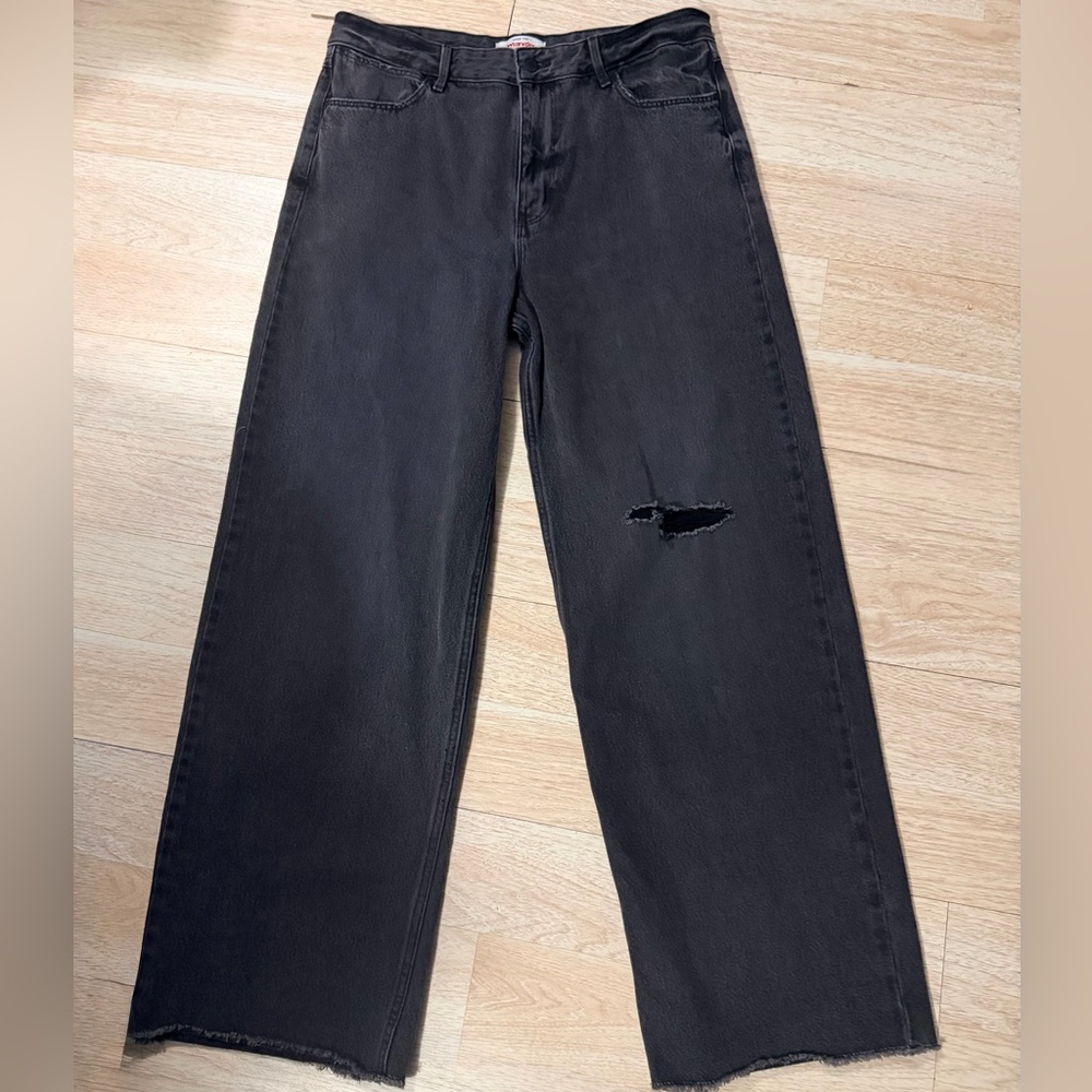 Wrangler Women’s Black Relaxed Jeans with Thigh Rip